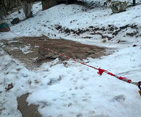 В Брянске наглый водитель тросом отгородил для своей машины часть двора