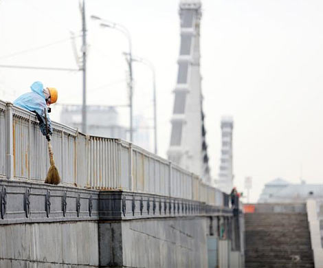 В центре Москвы мужчина сорвался с моста на проезжую часть и погиб