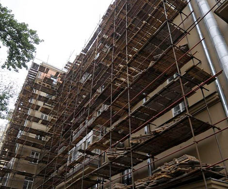 В центре Москвы на жилой дом обрушились строительные леса‍
