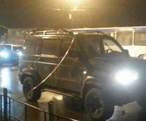 В центре Омска провода под напряжением рухнули на машины