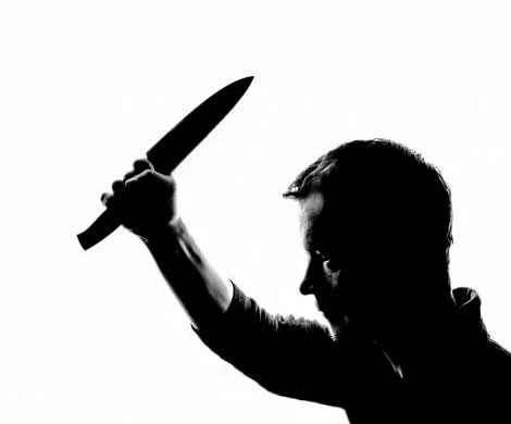 В центре Ростова псих с ножом набросился на молодых парней