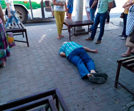 В центре Севастополя на остановке умер мужчина