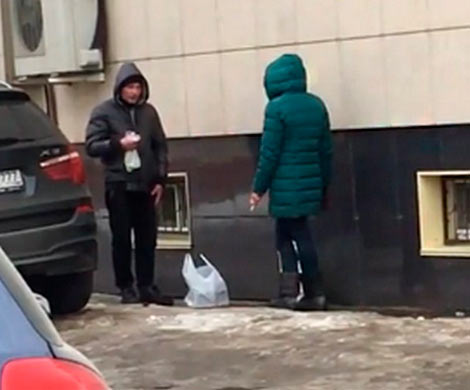 В центре Смоленска сняли на видео смелого токсикомана