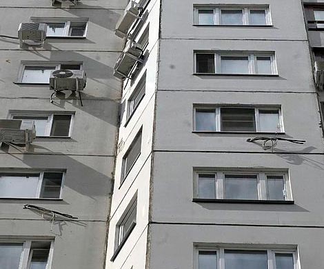 В центре Тулы странная женщины выбрасывает вещи из окна квартиры