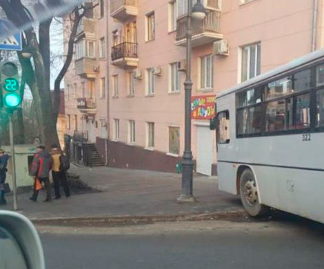В центре Владивостока пассажирский автобус без тормозов вылетел на тротуар