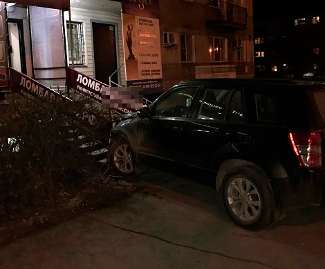 В Челябинске автоледи перепутала педали и протаранила ломбард