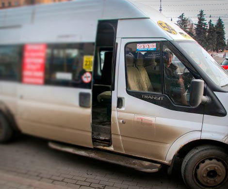В Челябинске маршрутка протащила за собой выпавшую из салона пассажирку