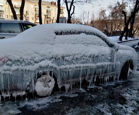 В Челябинске прорвавшие трубы превратили автомобили в огромные сосульки