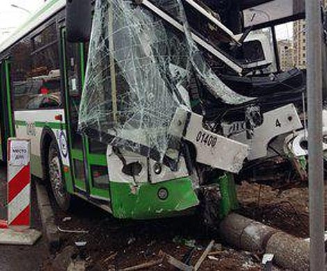 В Челябинске водитель автобуса врезался в электроопору на вокзале