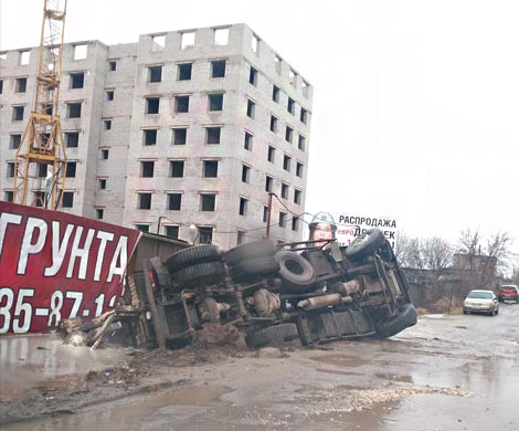 В Дашково-Песочне под грузовиком провалился грунт