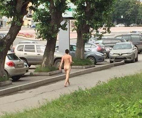 В Екатеринбурге голый мужчина отбивался от прохожих и медиков трусами
