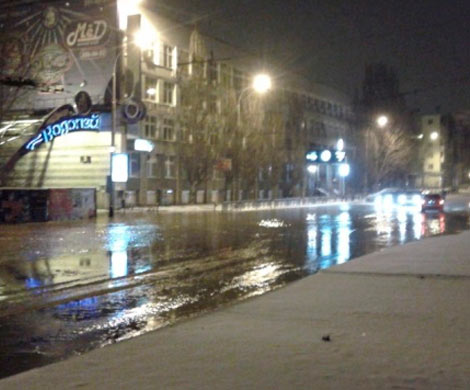 В Екатеринбурге очередная коммунальная авария затопила улицу