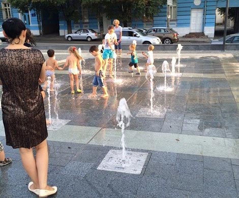 В фонтанах Симферополя детвора плещется в химикатах