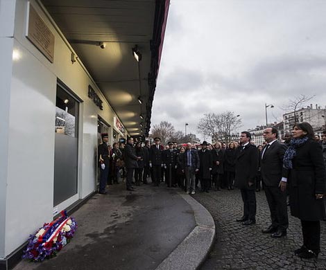 В годовщину атаки на Charlie Hebdo Олланд открыл мемориальные доски в Париже