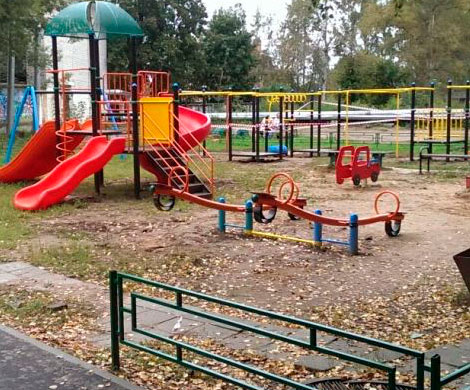 В Иванове детскую площадку установили в центре большой лужи