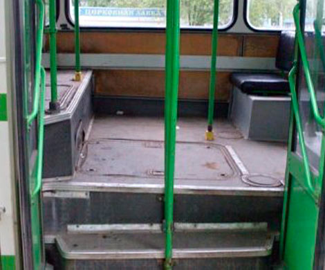 В Калининграде двери автобуса зажали молодую мать с коляской