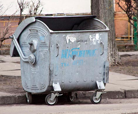 В Калининграде голый окровавленный мужчина залез в мусорный бак