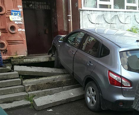 В Калуге водитель иномарки попытался заехать в подъезд жилого дома