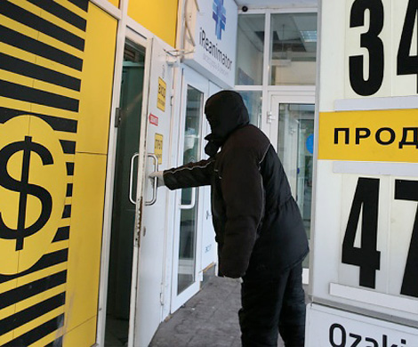 В Казахстане обрушилась валюта: закрылись обменные пункты, интернет-магазины и автосалоны