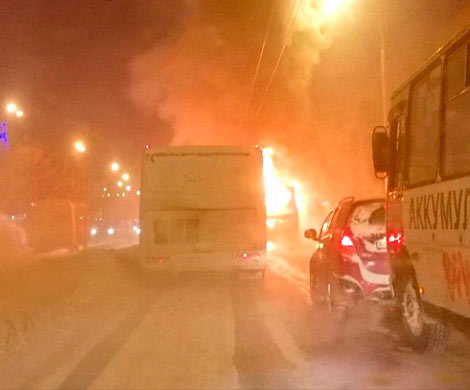 В Кемерове сняли на видео горящий автобус с пассажирами