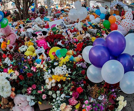 В Кемерово разбирают стихийный мемориал у "Зимней вишни"