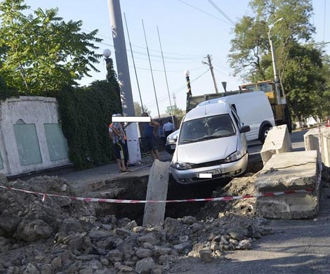 В Керчи машина провалилась в яму для водоканала