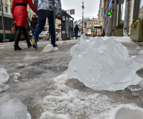 В Кирове снежная глыба упала с крыши на ребенка‍