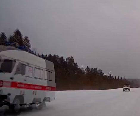 В Коми очевидцы сняли на видео скорую, спешащую на вызов без заднего колеса