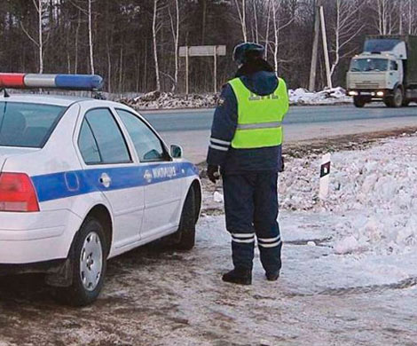 В Копейске пьяный водитель вез в кузове грузовика 10 детей