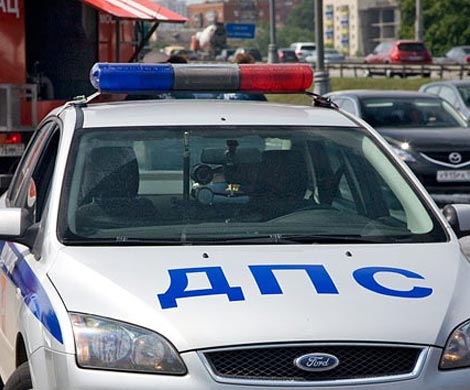 В Красноярске иномарка выехала на встречку и врезалась в машину ДПС