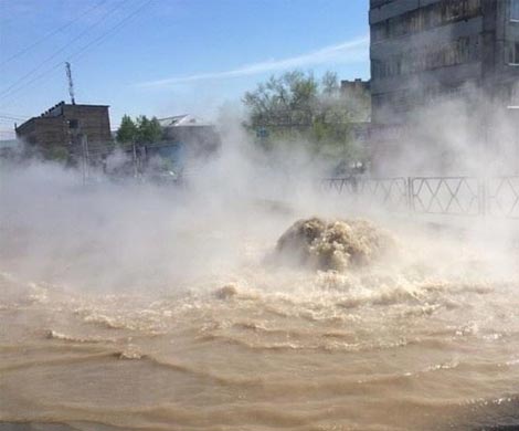 В Красноярске из-за коммунальной аварии дорогу залило горячей водой