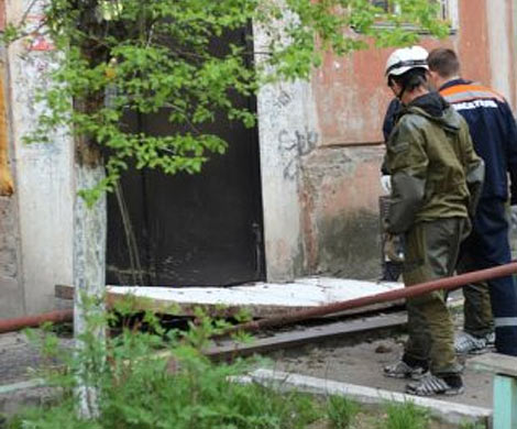 В Красноярске обрушившийся козырек подъезда придавил двух мужчин