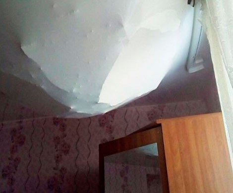 В Красноярске жильцы новостройки пожаловались на обвалившийся потолок