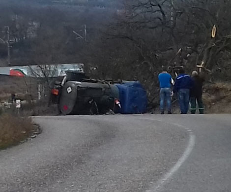 В Крыму под Севастополем перевернулся бензовоз‍