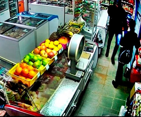 В Кургане продавец оставила на кассе дочь-школьницу – в этот момент магазин решили ограбить