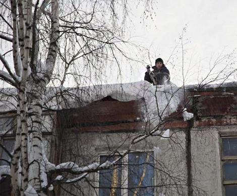 В Кургане женщина пострадала при падении снежной глыбы с крыши дома‍