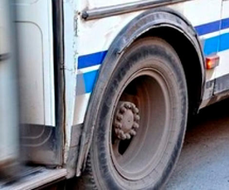 В Курске девушка выпала из автобуса прямо под колеса
