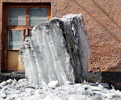 В Курске ледяная глыба упала на коляску с малышом