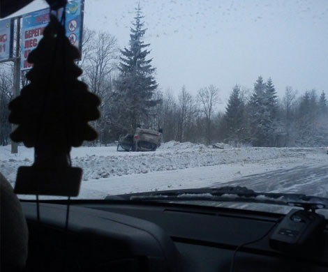 В Ленобласти автомобиль вылетел в кювет и перевернулся