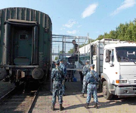 В Мичуринске поезд протаранил автозак с заключенными