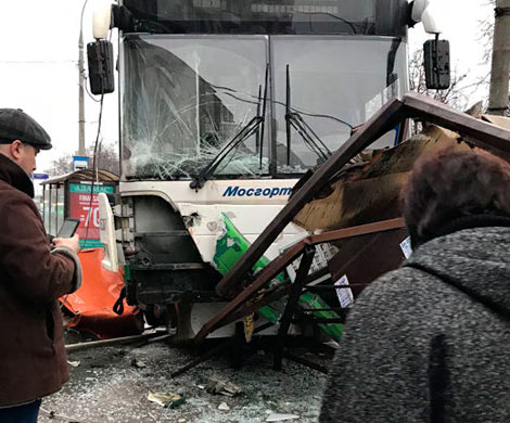 В Москве автобус въехал в остановку