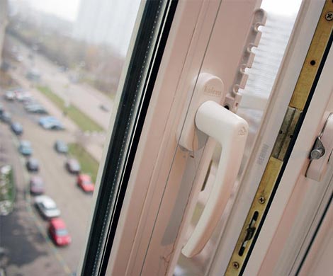 В Москве мужчина выпал из окна 4 этажа, прячась от мужа любовницы