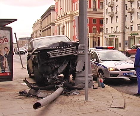 В Москве на Тверской Range Rover протаранил остановку