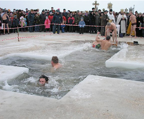 В Москве прошли крещенские купания