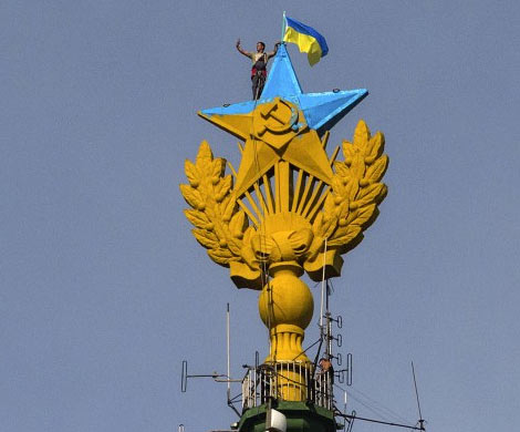 В Москве судят руферов, обвиняемых в покраске звезды в сине-желтый цвет