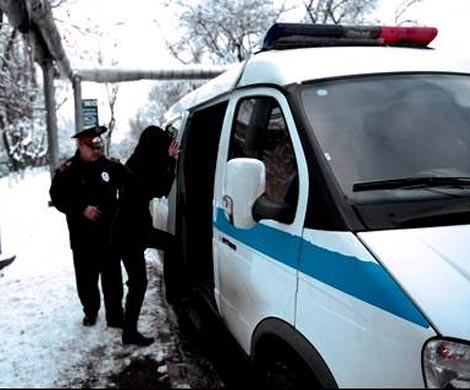 В Москве задержали молодую пару за попытку продать трех девушек в секс-рабство 