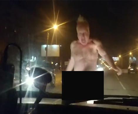 В Нижнем Новгороде полностью раздетый мужчина напал на автомобиль и откусил его пассажирке нос
