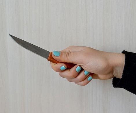 В Новороссийске пьяная женщина угрожала ножом своим собутыльницам