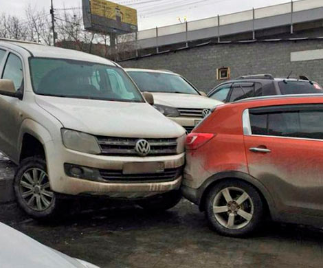 В Новосибирске две машины скатились с парковки на другие автомобили