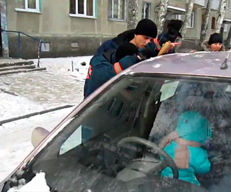 В Новосибирске годовалая девочка едва не погибла в запертой заведенной машине